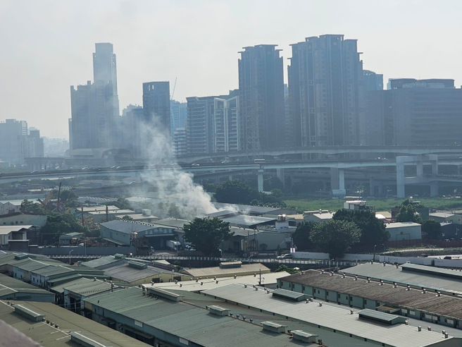 從遠處即可以看見鐵皮屋起火燃燒後，不斷竄出濃密白煙。（圖 / 劉詠韻翻攝）