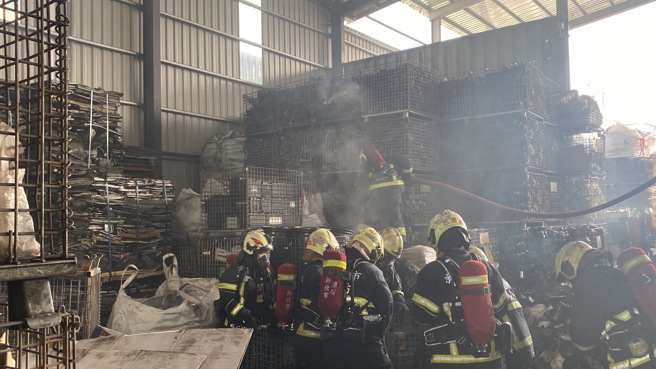 消防救援畫面。（圖 / 劉詠韻翻攝）