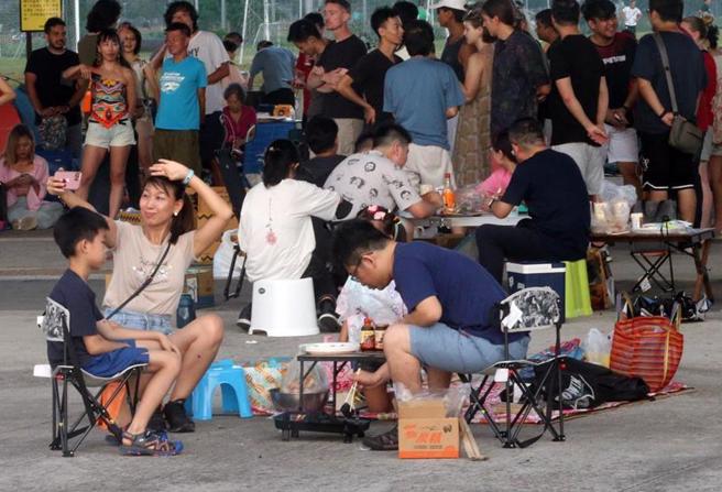中秋连假期间，民眾喜欢相揪三五好友，一同到户外空间烤肉。不过有议员质疑，今年中秋节无连假，因此开放天数将从5天缩短为2天，影响民眾弹性，因此要求维持开放5天。（本报资料照片）
