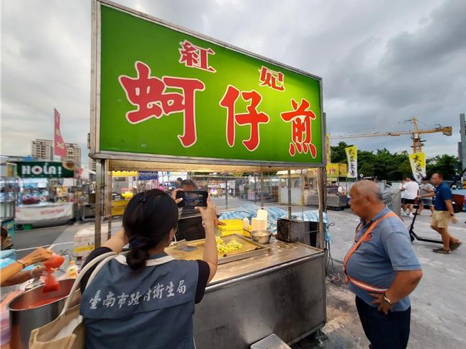 台南市有民眾29日晚间在东区大益夜市购买大肠香肠后，惊觉餐点中有蛆虫，吓得赶紧向店家反映，并将影片Po上网。市府卫生局接获通报后，30日夜间派员前往稽查。（卫生局提供／洪荣志台南传真）