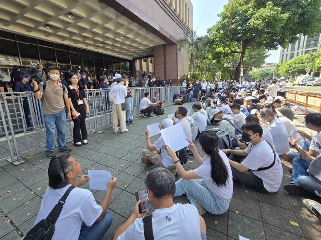 民眾党主席柯文哲拒绝夜间审讯遭当庭逮捕，数十名支持群眾31日前往台北地检署静坐声援。（范扬光摄）