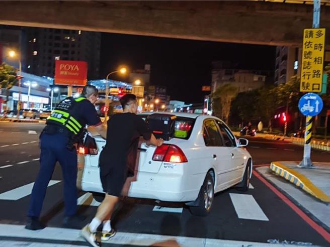 台中市太平區30多歲林姓男子30日深夜載家人外出購物，不料返家行經中山路四段停等紅燈時，愛車突熄火拋錨，幸警方深夜巡邏經過，合力將車輛速速推至路邊，順利解決「刁車」驚魂記。（民眾提供／潘虹恩台中傳真）