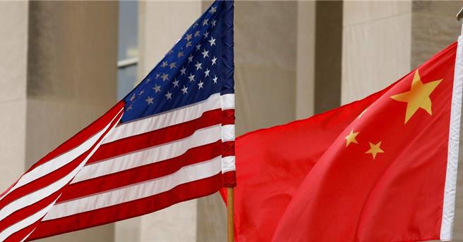 美國拜登政府宣布，推遲數天公布就301條款中，針對中國大陸進口電動車、電池、半導體及太陽能板等商品徵收較高關稅的執行時間。（示意圖／路透資料照）