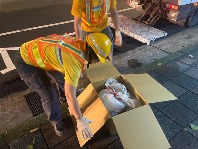 台北市環境保護局自2018年起與台北市動物保護處合作訂定「台北市街道犬貓遺體處理作業流程」，截至今年6月，總計送行5253件犬貓遺體。（台北市環保局提供）