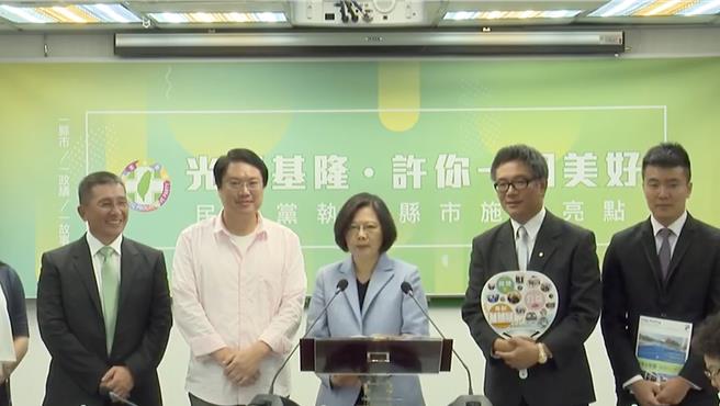 前基隆市长林右昌（左二），曾把大日公司总经理苏幸福（右二）带到民进党中央党部，将东岸商场交给大日当成重要政绩，跟在中常会上向党内夸耀。（国民党提供／陈薏云台北传真）