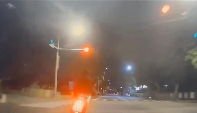 屏東24男闖紅燈拒檢逆向落跑3公里，吃18張紅單最高可罰13萬元。（警方提供／謝佳潾屏東傳真）