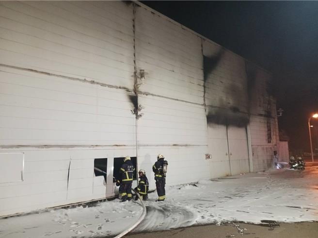 高雄路竹区路科八路的英特格高雄北厂于8月31日凌晨3时5分传出火警，消防局人员到场抢救。（翻摄照片／林瑞益高雄传真）