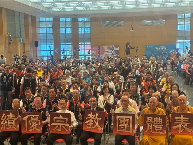 新北市今（31）日舉辦「2024新北市績優宗教團體表揚大會」，肯定130家績優宗教團體的付出，頒發包括「公益慈善」、「社會教化」及「個人奉獻」3大類共246個獎項。新北市長侯友宜表示，宗教團體扮演積極正向、帶新北往上走的力量。（柯毓庭攝）