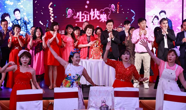 周游22日办寿宴，出席嘉宾眾多，但应晓薇罕见没来。（图／中时资料照）