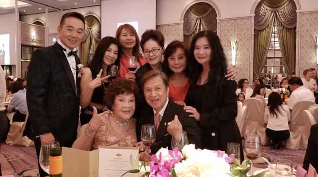 张晨光2023年家中办喜事，周游夫妻、应晓薇(右)也是座上嘉宾。（图／应晓薇脸书）