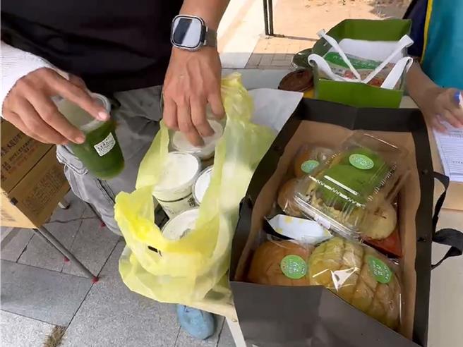 香菜达人庄浚胜准备香菜全餐分享给副总统萧美琴。（孙英哲摄）