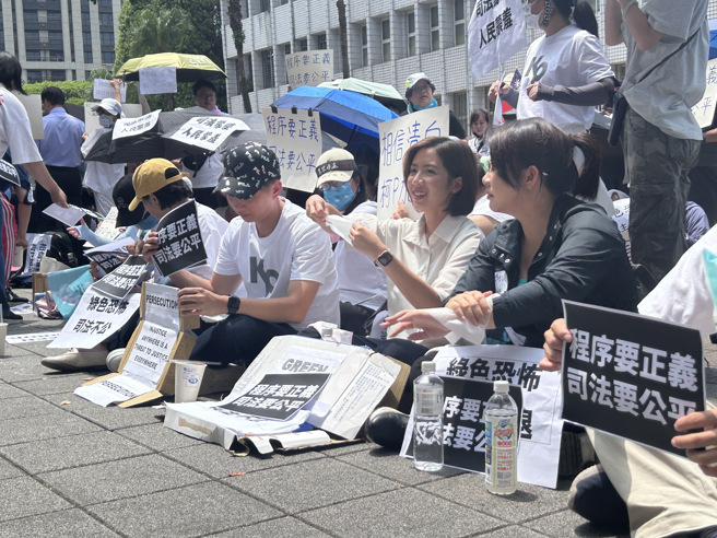 台北市议员黄瀞莹、陈宥丞、林珍羽也现身静坐。(刘咏韵摄)