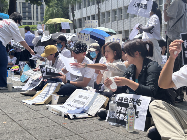 台北市议员黄瀞莹、陈宥丞、林珍羽也现身静坐。(刘咏韵摄)