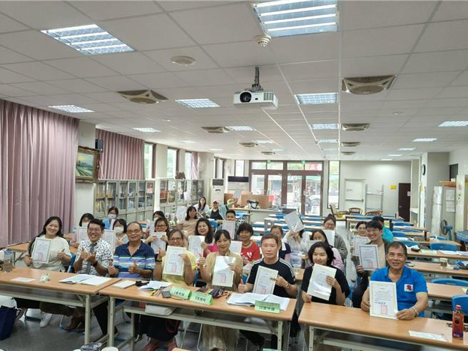 新竹市劳动力援助人员职业工会办理的「劳工自主学习计画－导游领队人员班第01期班」近日结业。（陈育贤摄）