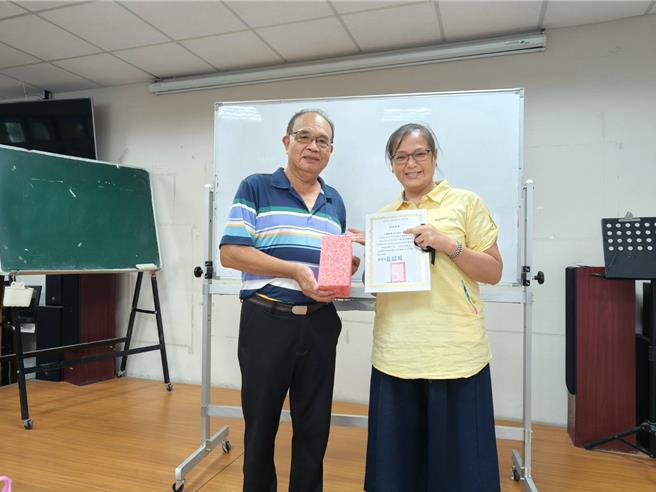 新竹市劳动力援助人员职业工会办理的「劳工自主学习计画－导游领队人员班第01期班」近日结业。（陈育贤摄）