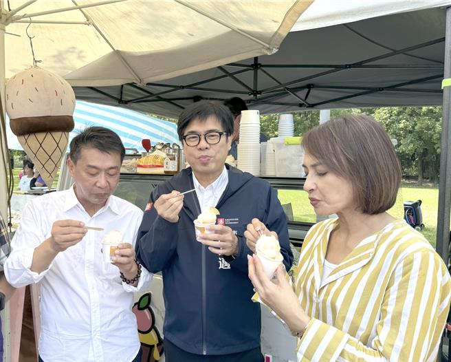 高雄市长陈其迈（中）31日上午顶着艳阳到阿莲区参加大岗山蜂蜜节活动，品尝冰淇淋。（林瑞益摄）