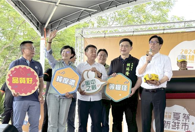 高雄市长陈其迈（前右）31日上午到阿莲区参加大岗山蜂蜜节活动。（林瑞益摄）