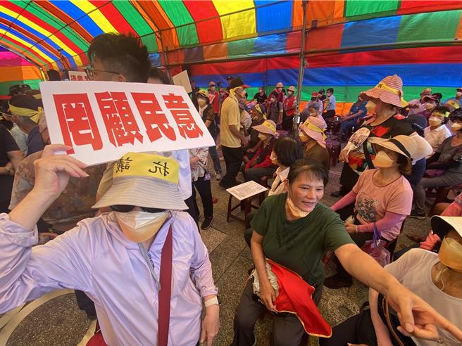 彰化縣政府今天在溪湖鎮公所前廣場舉辦畜牧糞尿多元利用資源化共同處理中心可行性評估公聽會，數百名反對設置的民眾到場抗議。（孫英哲攝）
