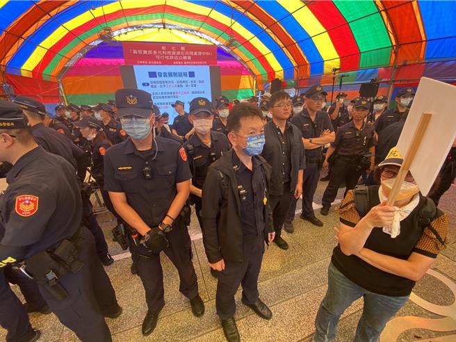 彰化縣政府今天在溪湖鎮公所前廣場舉辦畜牧糞尿多元利用資源化共同處理中心可行性評估公聽會，數百名反對設置的民眾到場抗議。（孫英哲攝）