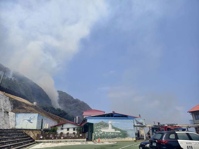 消防局表示，目前仍儘量阻隔火势延烧，同时将派遣空勤直升机前来协助灭火。（图 / 刘咏韵翻摄）