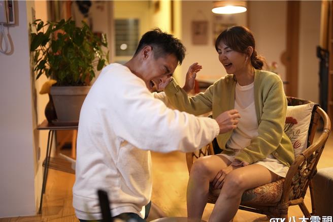 Ella陈嘉桦（右）角色与本身活泼外放的个性有极大的差异，左为杨佑寧。（八大提供）