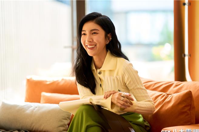 杨谨华饰演的性治疗师提供各种「性」问题谘询。（八大提供）