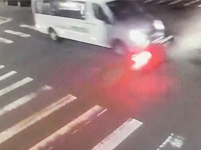 台中市北屯區31日凌晨2時多傳出嚴重車禍，20歲賴姓女騎士騎車行經興安路與瀋陽路閃燈路口時，與40歲李姓男子駕駛的租賃保母相撞，賴女連人帶車被撞飛至對角處騎樓。（民眾提供／潘虹恩台中傳真）