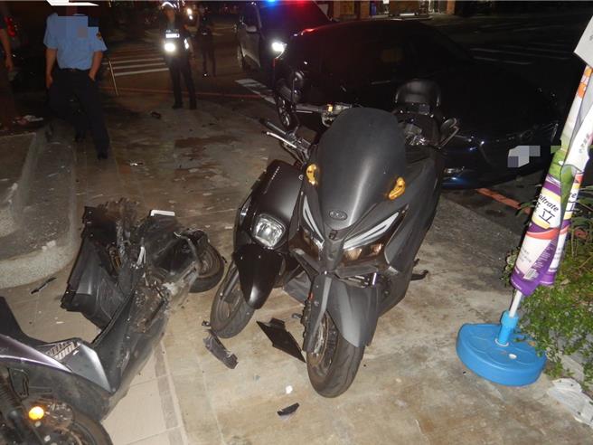 台中市20歲賴姓女騎士騎車行經北屯區興安路與瀋陽路閃燈路口時，與40歲李姓男子駕駛的租賃保母相撞，連人帶車被撞飛至對角處騎樓，後又撞上路停3部汽機車，傷重送醫。（民眾提供／潘虹恩台中傳真）