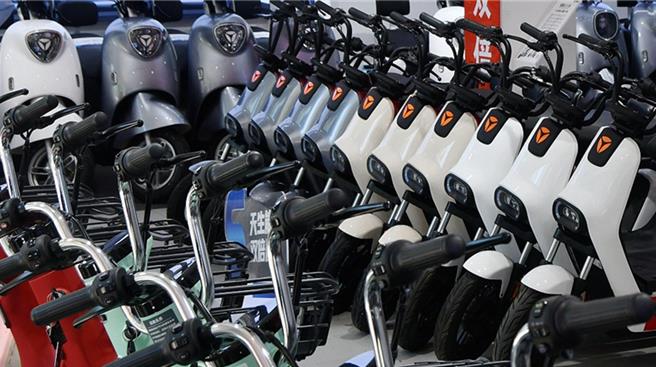 伤亡太甚？陆加速电动自行车以旧换新方案鼓励全面换购铅酸蓄电池。（大陆央视）