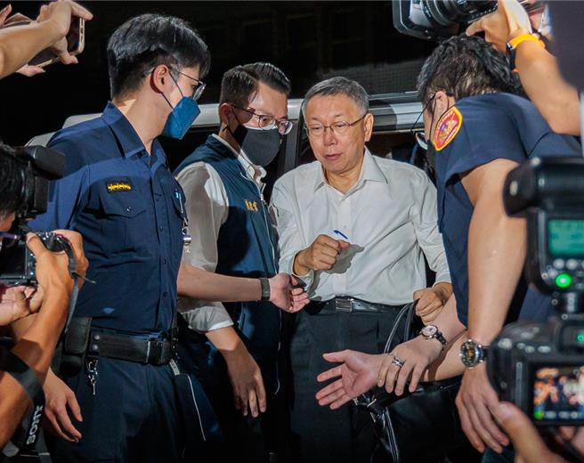 民眾黨主席柯文哲今（31）日凌晨移送北檢複訊，主張拒絕夜間偵訊，檢察官當庭逮捕。（郭吉銓攝）