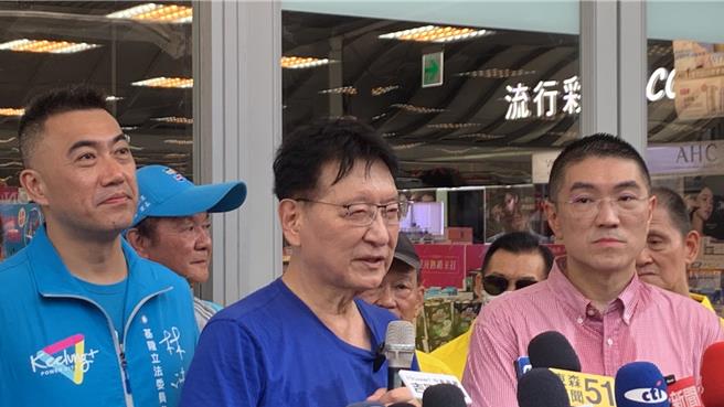 藍營正面迎戰罷免基隆市長謝國樑案，今日中廣前董事長趙少康（中）來基隆聲援謝國樑。趙表示綠營若罷樑成功，明年立法院就會發動罷免藍委潮，呼籲民眾出來投不同意罷免。（徐佑昇攝）