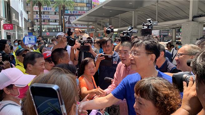 藍營正面迎戰罷免基隆市長謝國樑案，今日中廣前董事長趙少康再度來基隆聲援謝國樑，受到支持者熱烈歡迎。（徐佑昇攝）