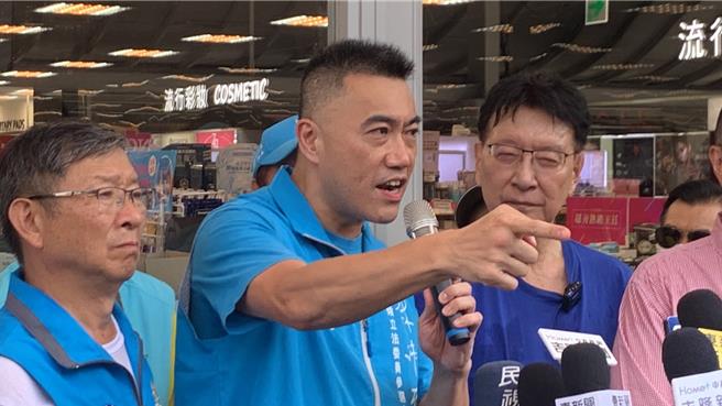 藍營正面迎戰罷免基隆市長謝國樑案，今日中廣前董事長趙少康再度來基隆聲援謝國樑，國民黨立委林沛祥（中）也出席呼籲民眾投票反對罷樑的霸凌行為。（徐佑昇攝）