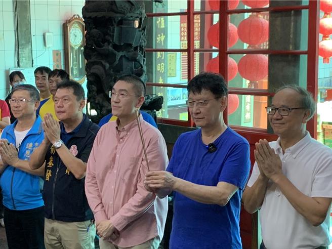 藍營正面迎戰罷免基隆市長謝國樑案，今日中廣前董事長趙少康（右二）再度來基隆聲援謝國樑（右三），並至城隍廟參拜。（徐佑昇攝）