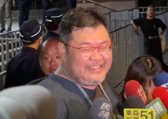 四叉貓30日晚間現身北檢，說要見證歷史一刻。（圖／翻攝自中天新聞）