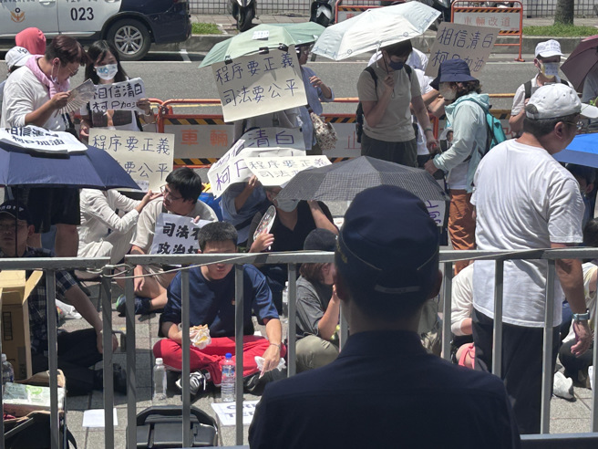 百名小草今一早奔赴地檢署舉牌抗議。（圖 / 劉詠韻攝）