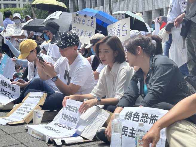 台北市議員黃瀞瑩、陳宥丞、林珍羽也現身靜坐。（圖 / 劉詠韻攝）