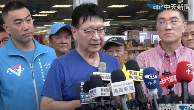 中間為資深媒體人趙少康。（取自中天新聞）