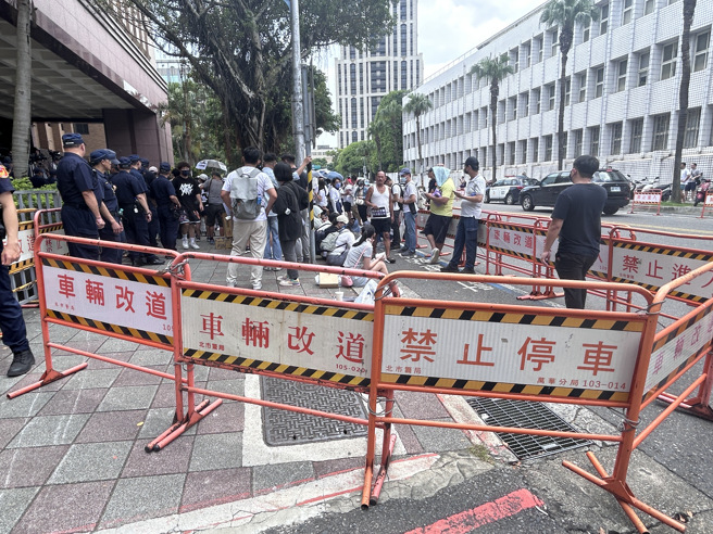據了解，警方今在地檢署外架設的防護圍欄相較昨天來得更多，以防民眾湧入地檢署滋事。（圖 / 劉詠韻攝）