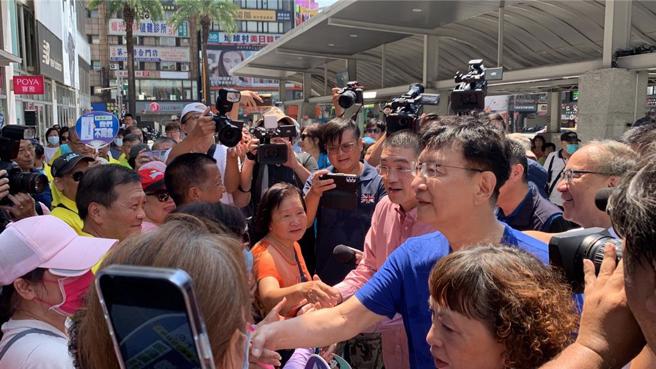 藍營正面迎戰罷免基隆市長謝國樑案，今日中廣前董事長趙少康今再度來基隆聲援謝國樑，受到支持者熱烈歡迎。（徐佑昇攝）