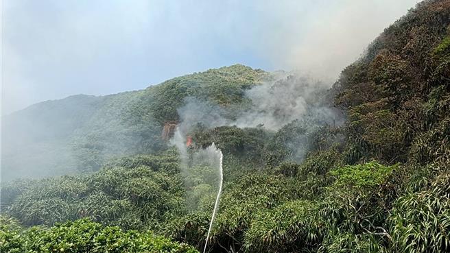 新北市瑞芳区鼻头角步道今（31）日传出火警，消防人员出动共134人前往抢救，但由于救灾困难，消防署已派遣直升机前往协助，目前仍在局限火势中。（新北市消防局提供）