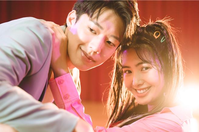 雷嘉汭（右）梦见校草黄信赫。（CATCHPLAY＋提供）