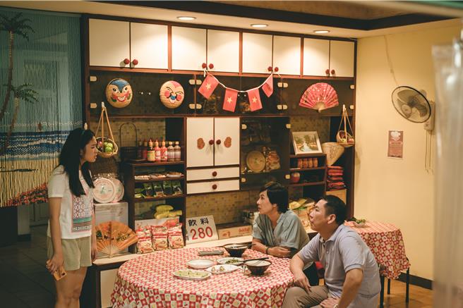 雷嘉汭（左）想买手机却被父母阻止。（CATCHPLAY＋提供）