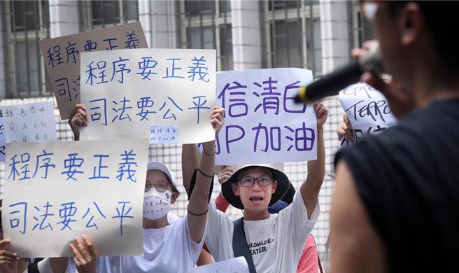 民眾党主席柯文哲拒绝夜间讯问遭当庭逮捕，支持群眾31日前往台北地检署力挺声援。（范扬光摄）