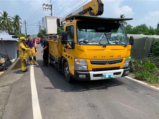 高雄市旗山区高92线旁产业道路31日发生一起因为倒车不慎导致的死亡车祸事故，图为肇事的工程车。（翻摄照片／林瑞益高雄传真）
