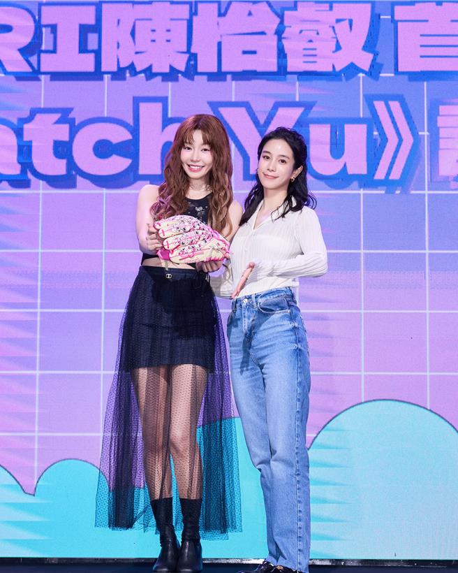 Yuri8月31日举办记者会，好友温贞菱到场站台。（真心人电影提供）