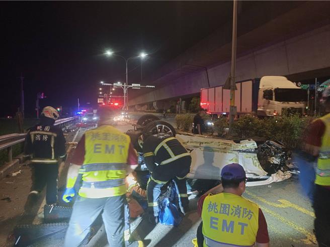 昨日晚間11時許，桃園市蘆竹區南青路與八股路口附近發生一起自撞交通事故，因駕駛車速過快而撞到分隔島翻車，所幸駕駛並無生命危險。（蘆竹警分局提供）