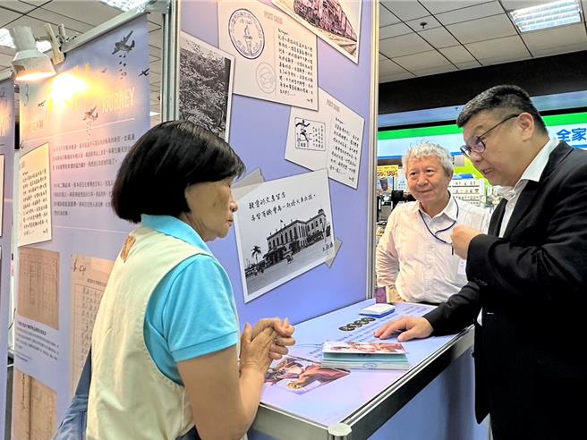 台铁公司董事长杜微参观「追风的我们：台湾铁道檔案风景话」行动展。（台铁提供／蔡明亘台北传真）
