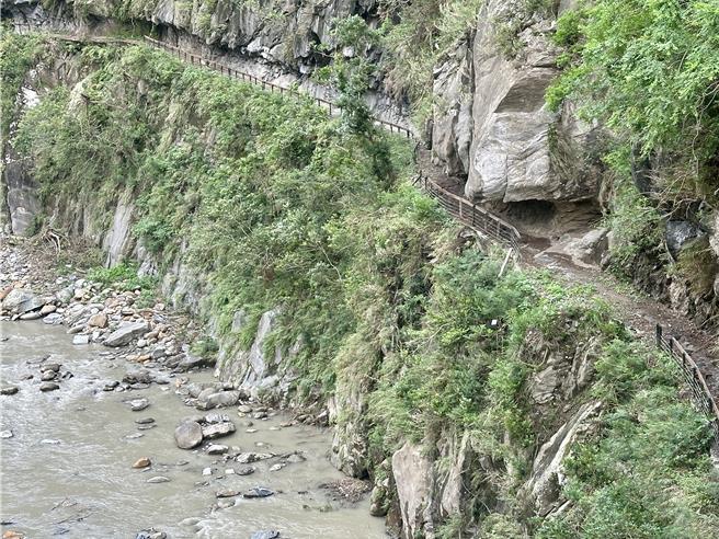 地震損壞，砂卡礑步道仍處於封閉中。（王志偉攝）
