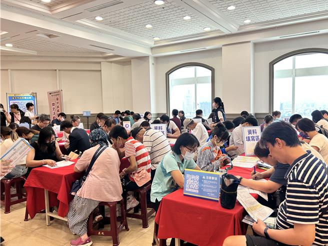 台灣就業市場出現缺工潮，中友百貨與台中市就業服務處共同舉辦「富市台中、就業成功」徵才，自8月31日及9月1日連2天熱鬧登場，首日即湧入大批民眾到場爭取心儀職缺。 （中友提供／潘虹恩台中傳真）